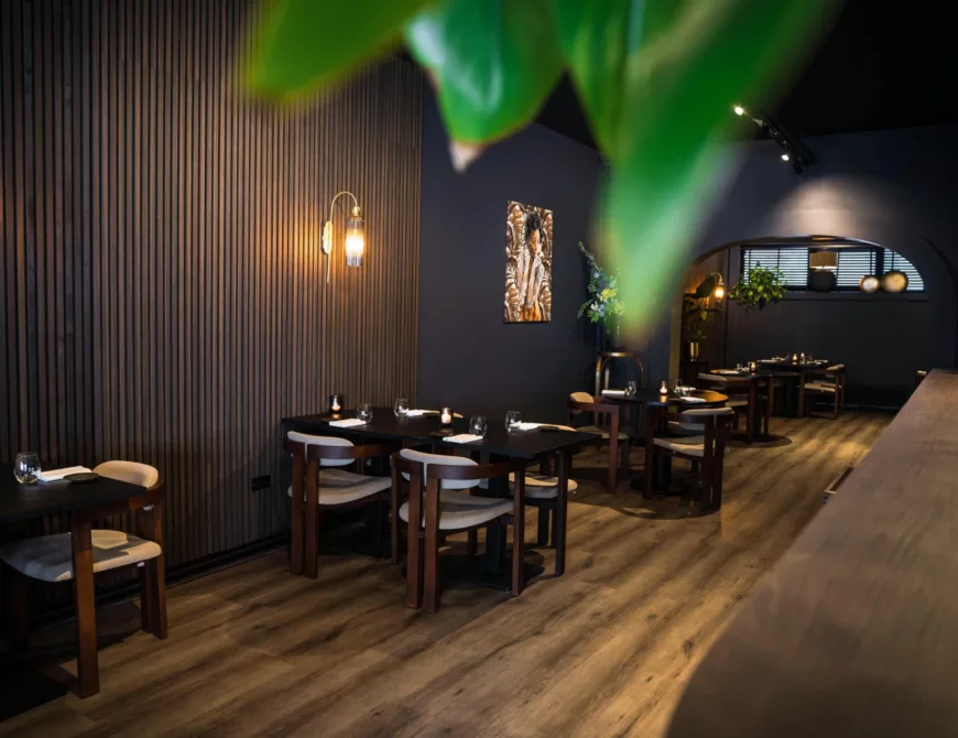 Gedekte tafels in restaurant Lazuli in de binnenstad van Enschede. - Uit in Enschede