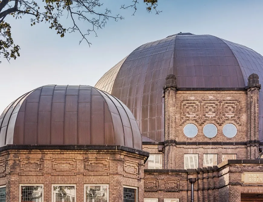 Die Synagoge von Enschede mit ihren schönen Kuppeln - Uit in Enschede