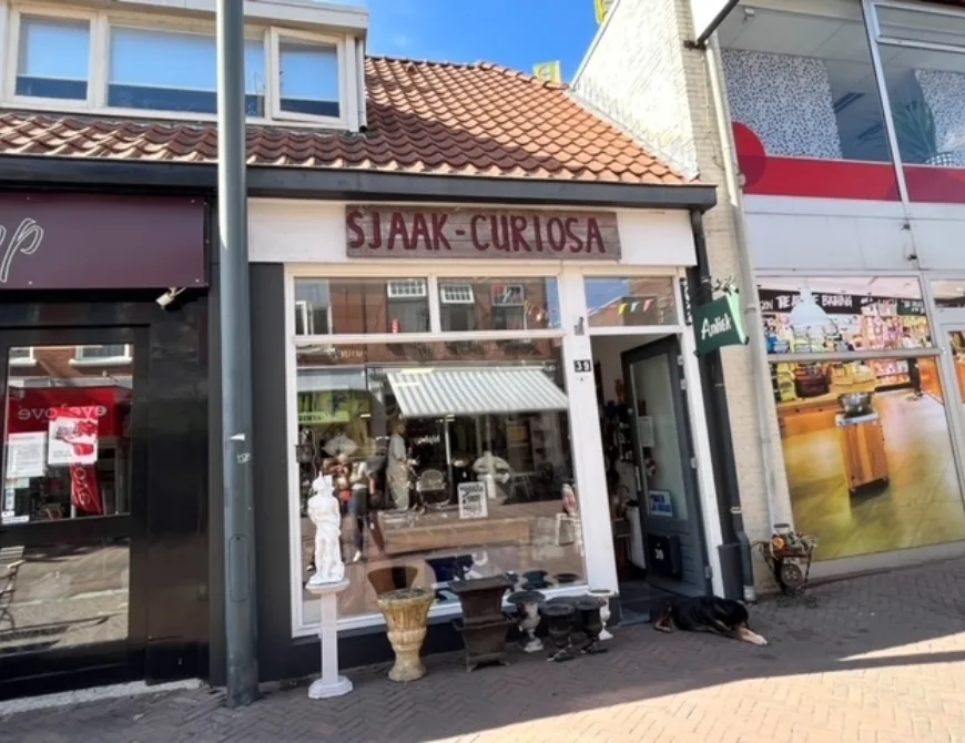 Außenansicht vom Sjaak Curiosa Shop in Enschede - Uit in Enschede