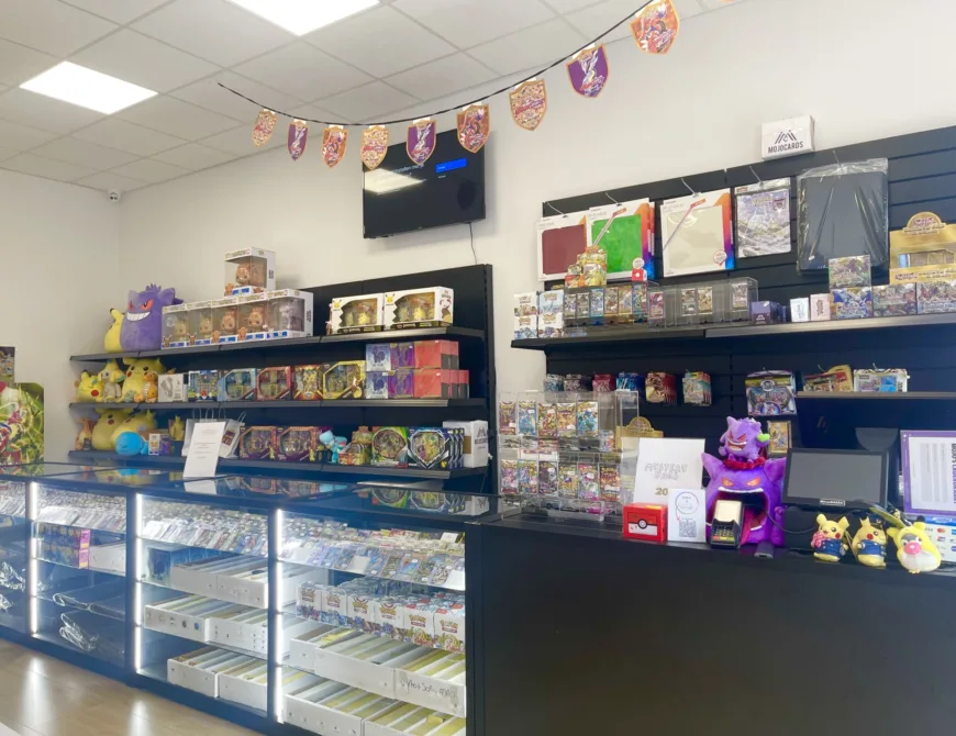 Regale voller Pokémonprodukte bei Mojo Cards in Enschede - Uit in Enschede