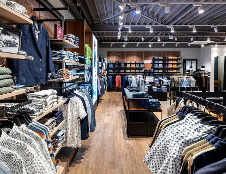 Regale mit Kleidung bei Van Uffelen in Enschede - Uit in Enschede