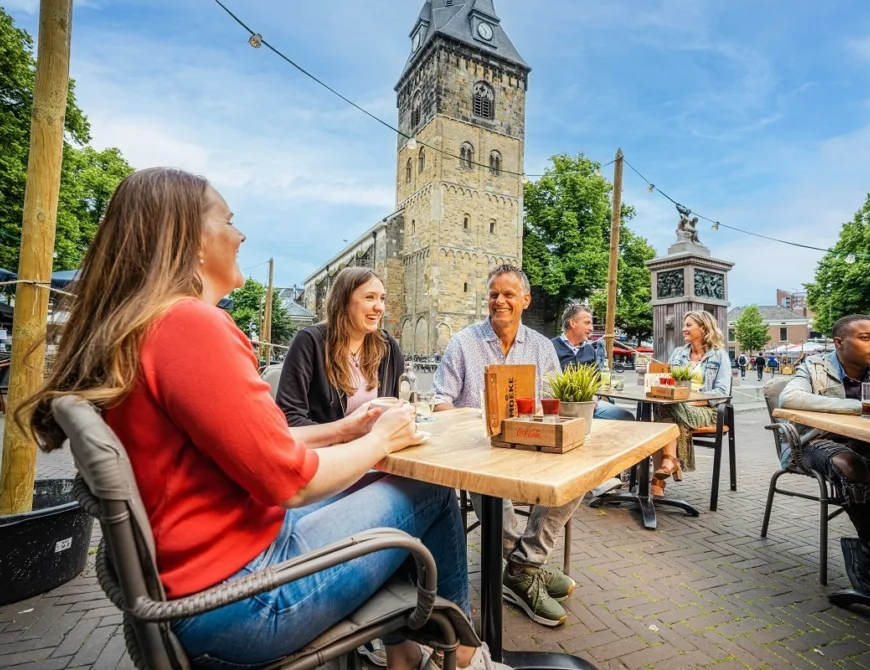 Gezin op het terras van Moeke op de Oude Markt - Uit in Enschede