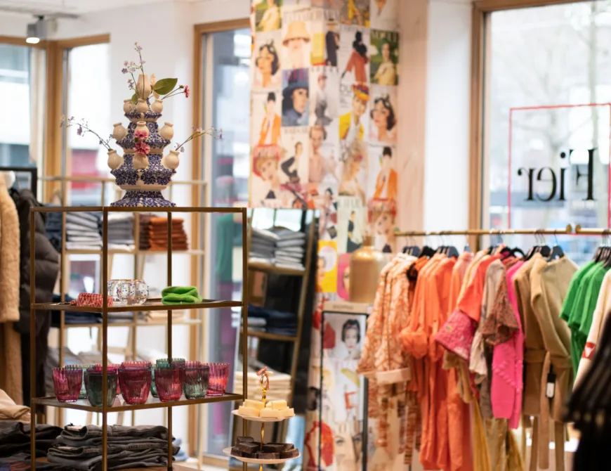 Bunte Kleider bei Winkel Fier in Enschede - Uit in Enschede