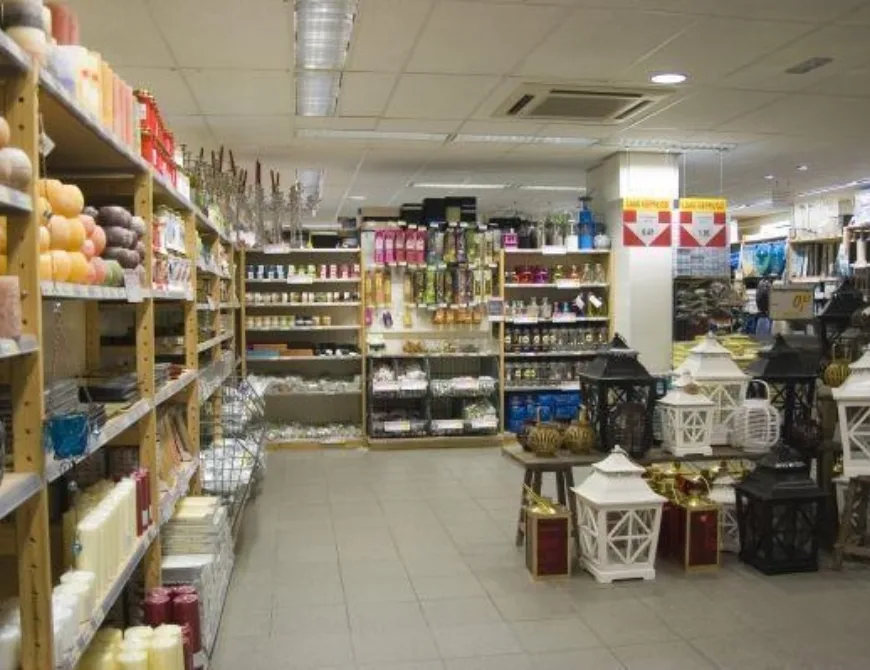 Regale voller Wohnaccessoires bei Xenos in Enschede - Uit in Enschede