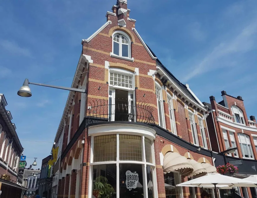 Monumentale gevel van De Broodbode in de Haverstraatpassage in Enschede. - Uit in Enschede