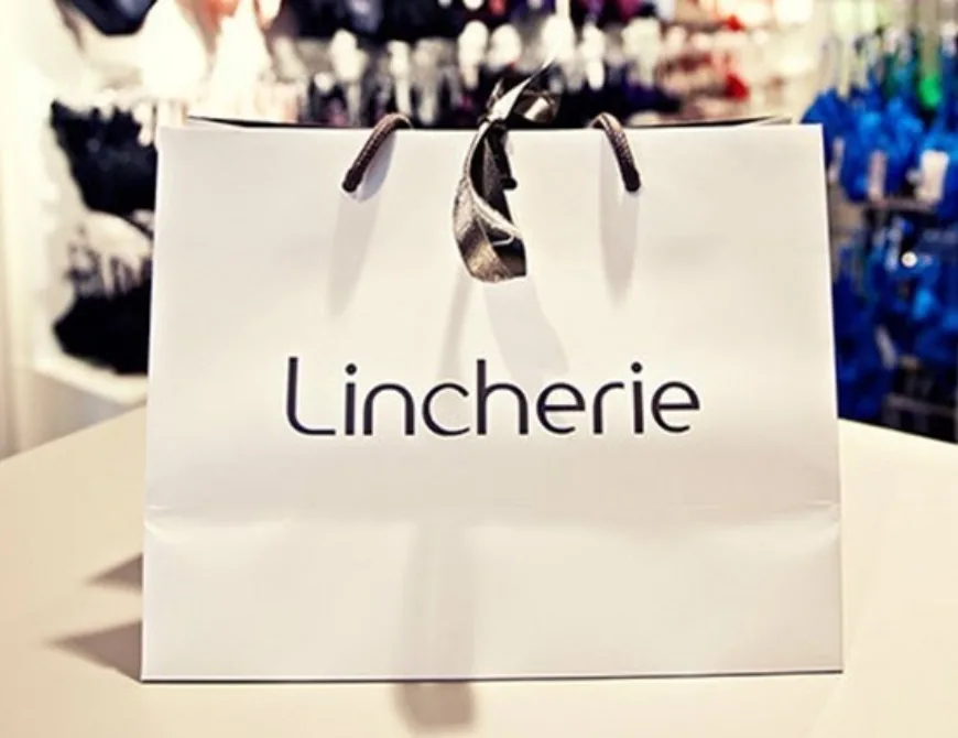 Eine volle Einkaufstüte von Lincherie in Enschede - Uit in Enschede