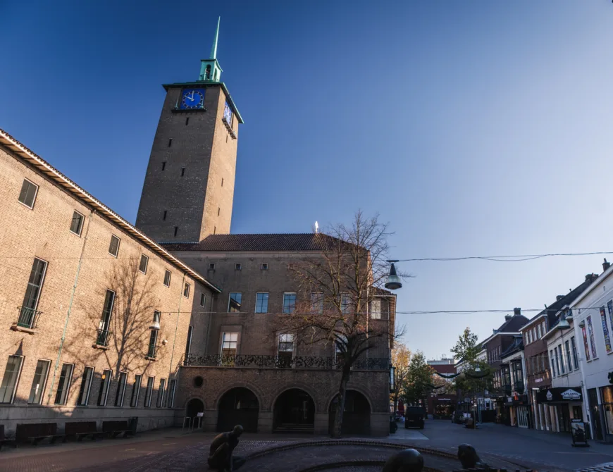 Stadhuis van Enschede met in de voorgrond het Ei van Ko - Uit in Enschede