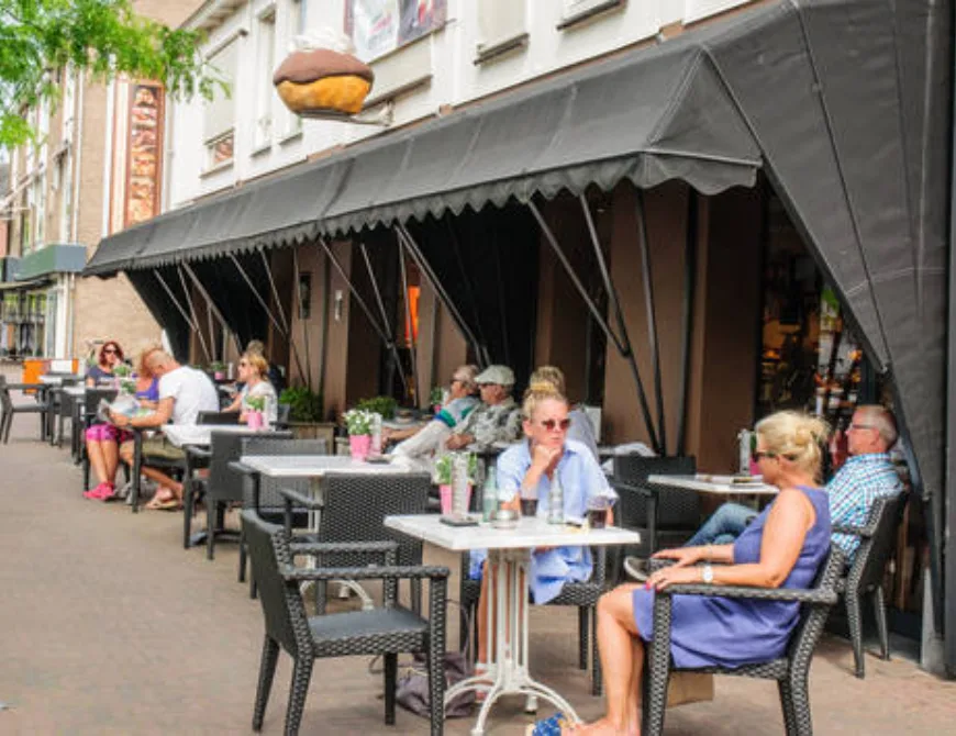 Menschen auf der Terrasse von Oonk in Enschede - Uit in Enschede