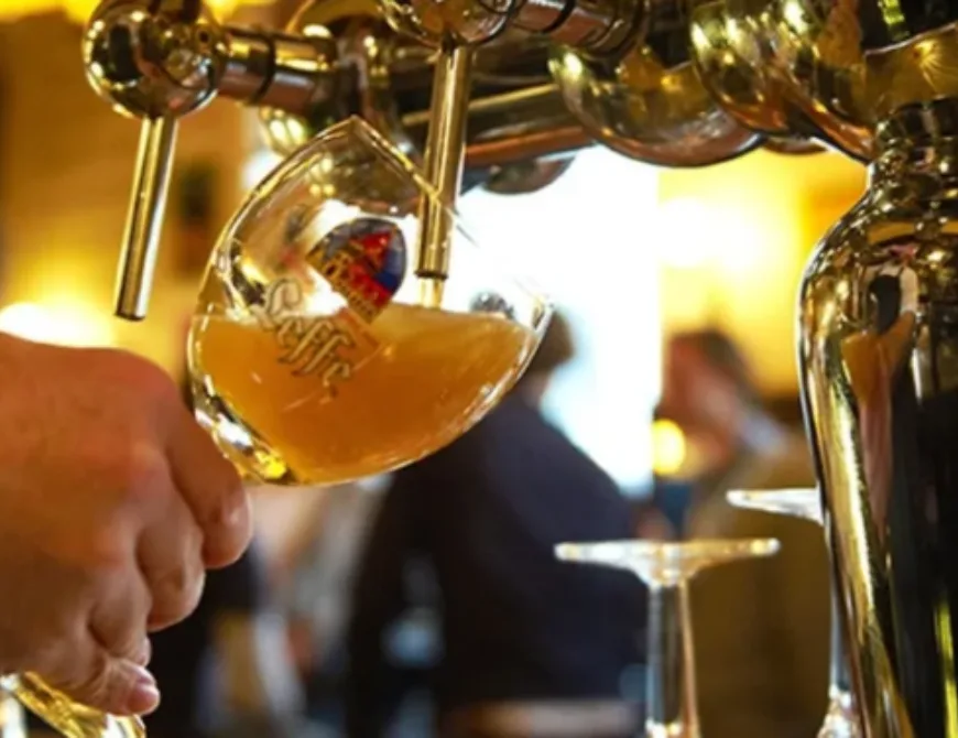 Een biertje dat getapt wordt bij Proeflokaal België in Enschede - Uit in Enschede