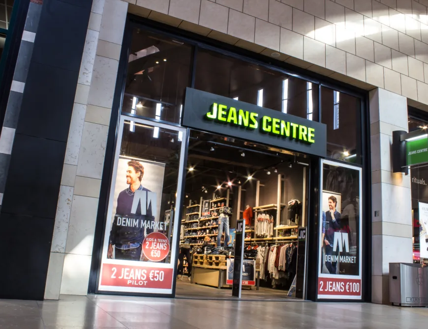 Voorkant van de winkel Jeans Centre in de Klanderij in Enschede - Uit in Enschede