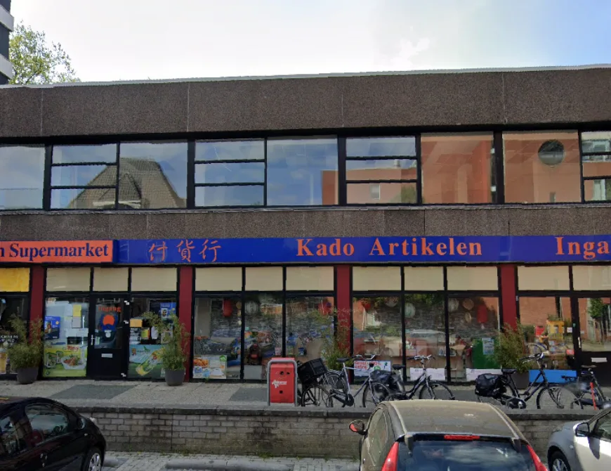 Buitenkant van Peter Hu Asian Supermarket in 
Enschede - Uit in Enschede