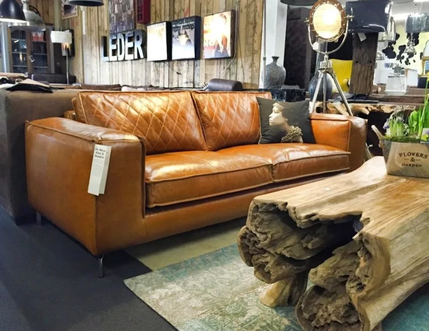 Bank in de showroom van Monaka meubelen in Enschede - Uit in Enschede
