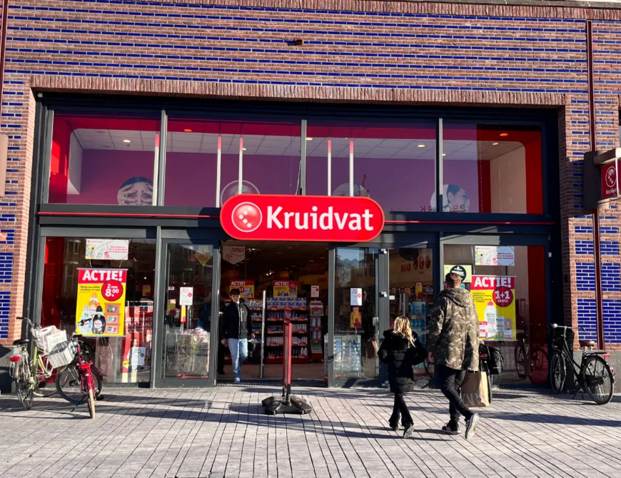 Voorkant van de Kruidvat in de Klanderij te Enschede - Uit in Enschede