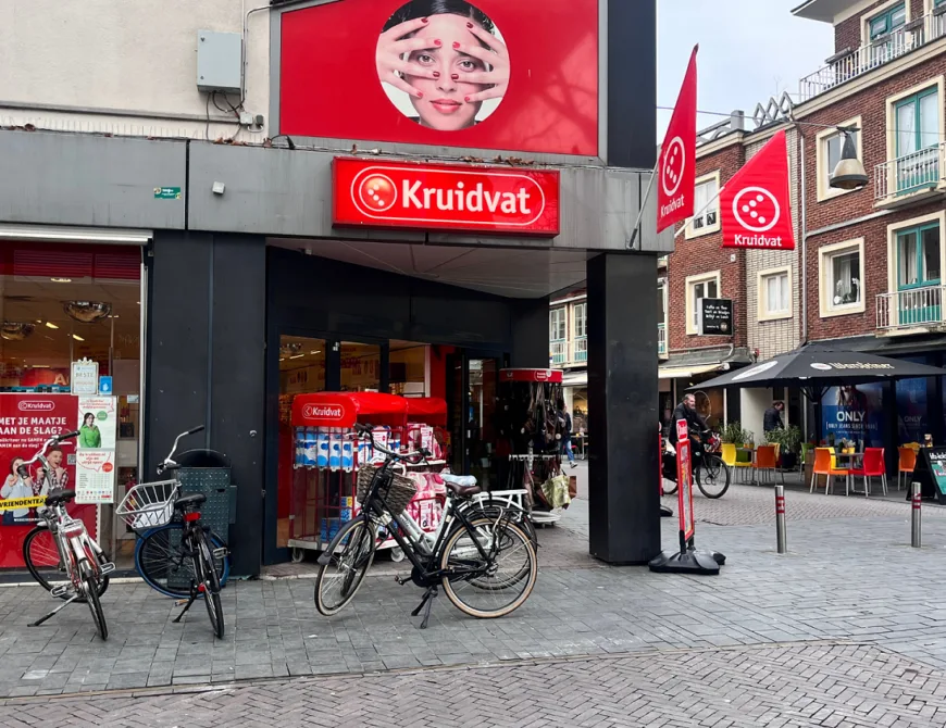 Buitenkant van de winkel Kruidvat aan het H.J. van Heekplein in Enschede - Uit in Enschede