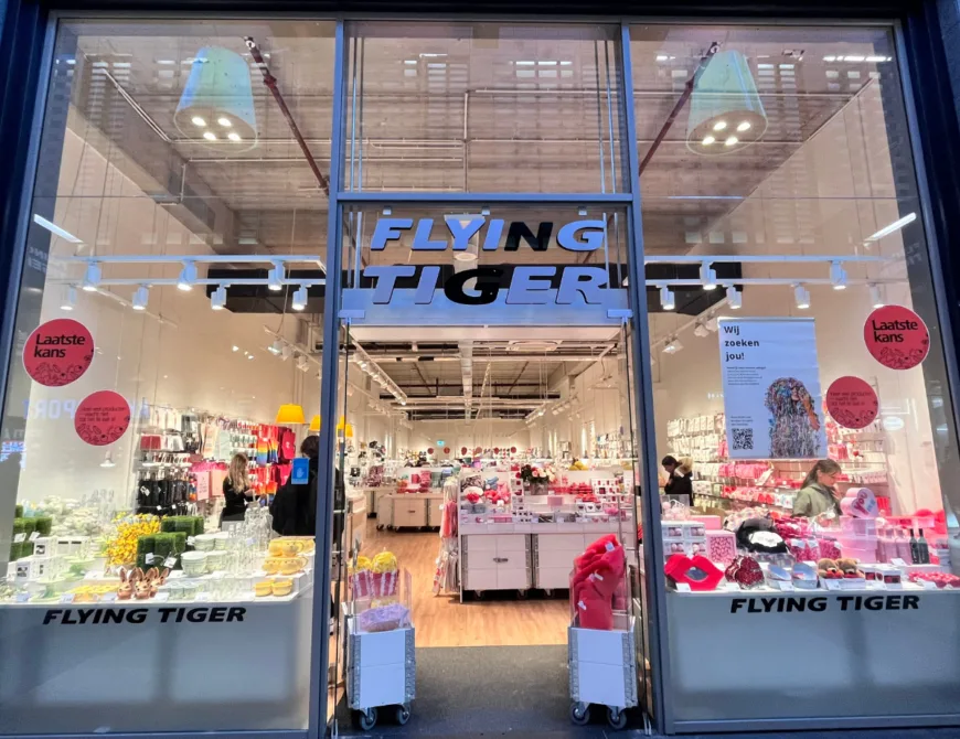 Voorkant van de winkel Flying Tiger in de Klanderij te Enschede - Uit in Enschede