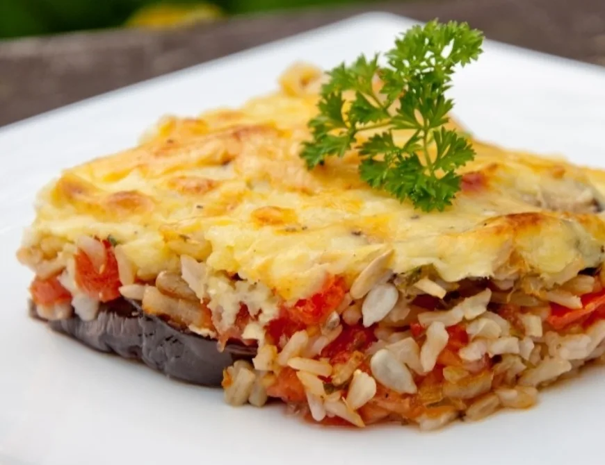 Bord met Moussaka - Uit in Enschede
