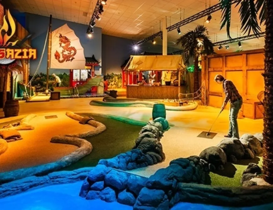 Innenansicht mit Minigolfbahnen bei Sensazia Midgetgolf in Enschede - Uit in Enschede