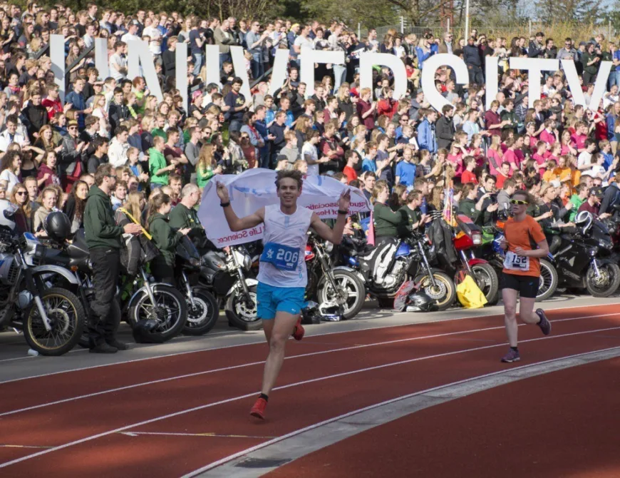 Hardlopende mensen tijdens de Batavierenrace in Enschede - Uit in Enschede