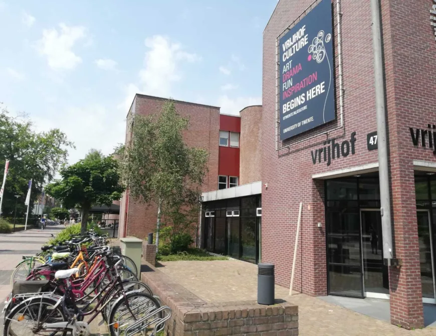 De Vrijhof op de Campus van de Universiteit in Enschede. - Uit in Enschede