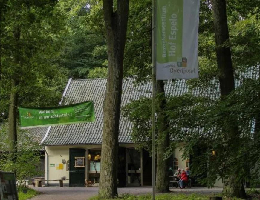 Voorkant van Koetshuis Hof Espelo in Enschede - Uit in Enschede