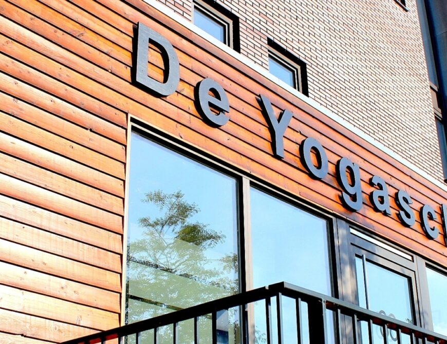 Gebouw van De Yogaschool aan de Lonnekerspoorlaan in Enschede - Uit in Enschede