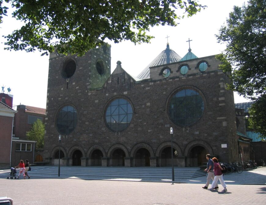 Jacobuskerk Enschede vooraanzicht - Uit in Enschede
