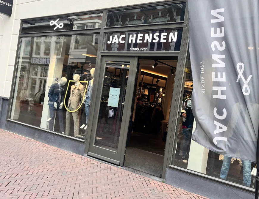 Vooraanzicht Jac Hensen in Enschede - Uit in Enschede