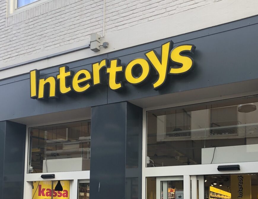 Gevel van Intertoys in Enschede - Uit in Enschede