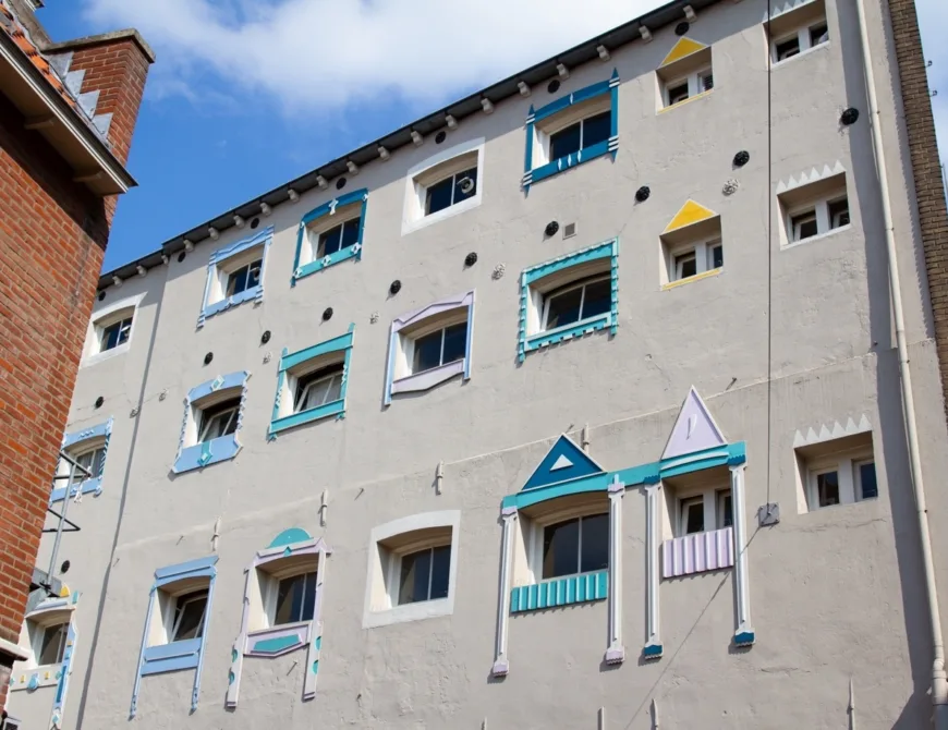 Bunte Fenster des Sonnevanck in Enschede - Uit in Enschede
