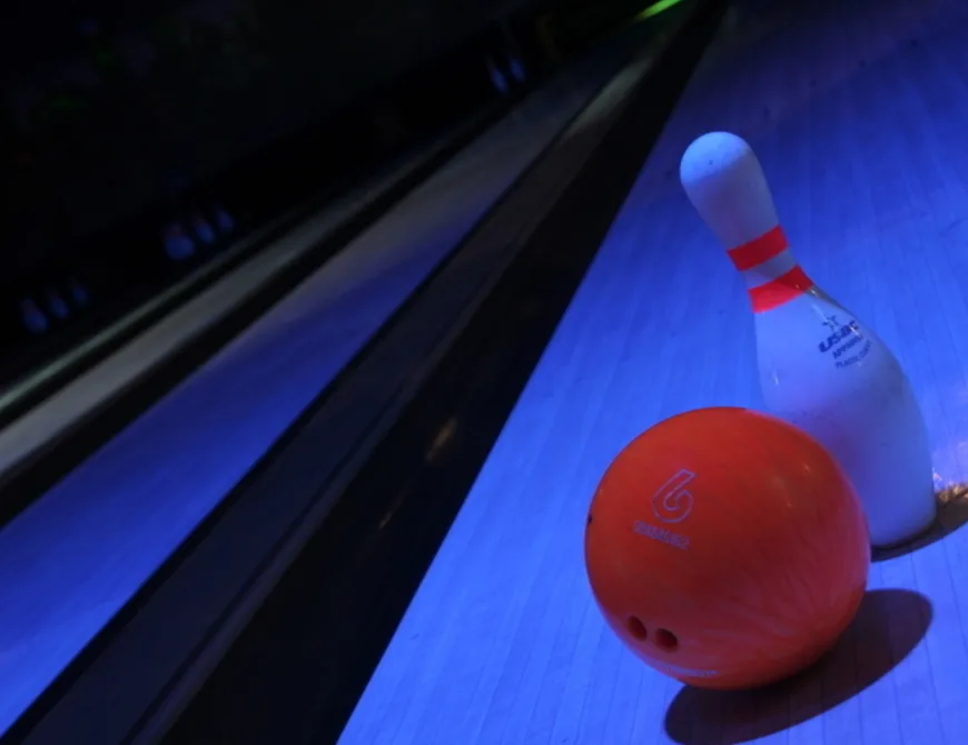 Ball und Kegel auf der Bowlingbahn von Starballs in Enschede - Uit in Enschede