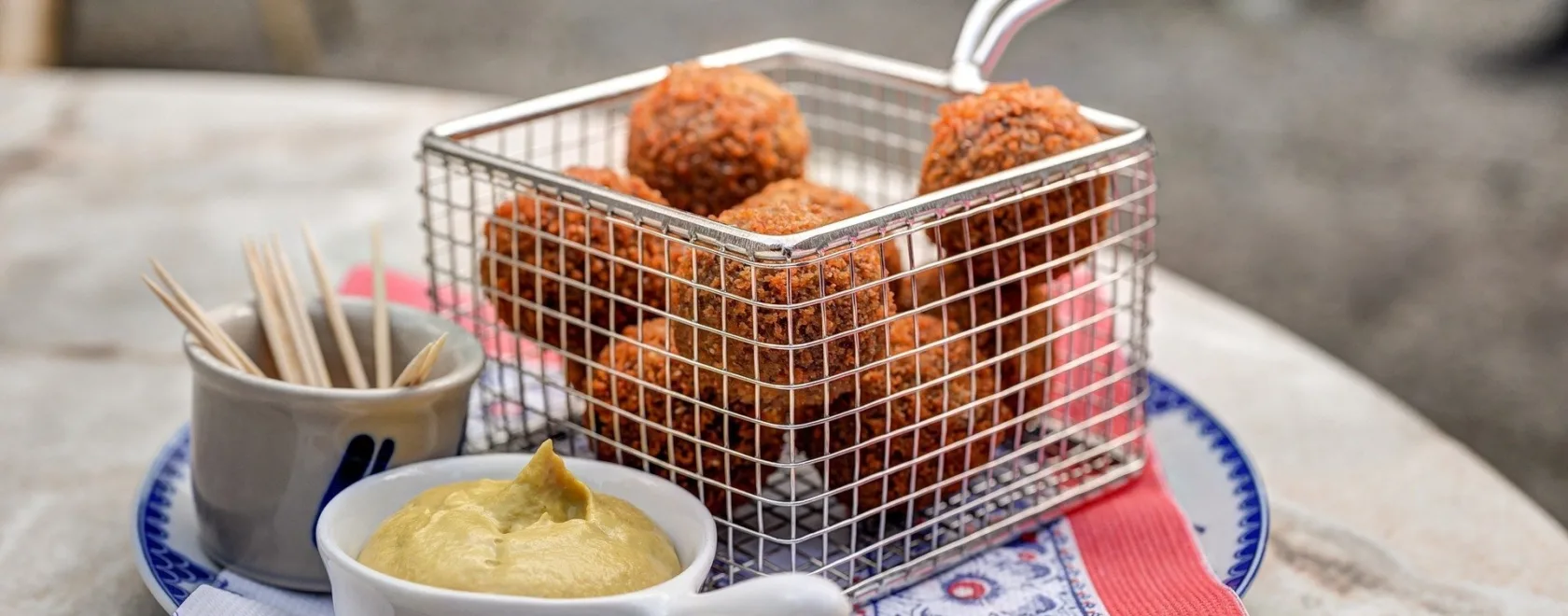 Typisch niederländische Bitterballen - Uit in Enschede