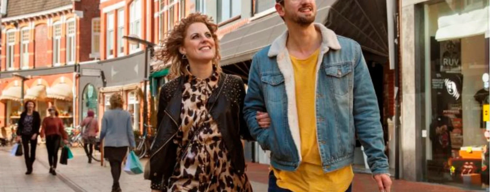 Arm in Arm shoppen in der Haverstraatpassage - Uit in Enschede