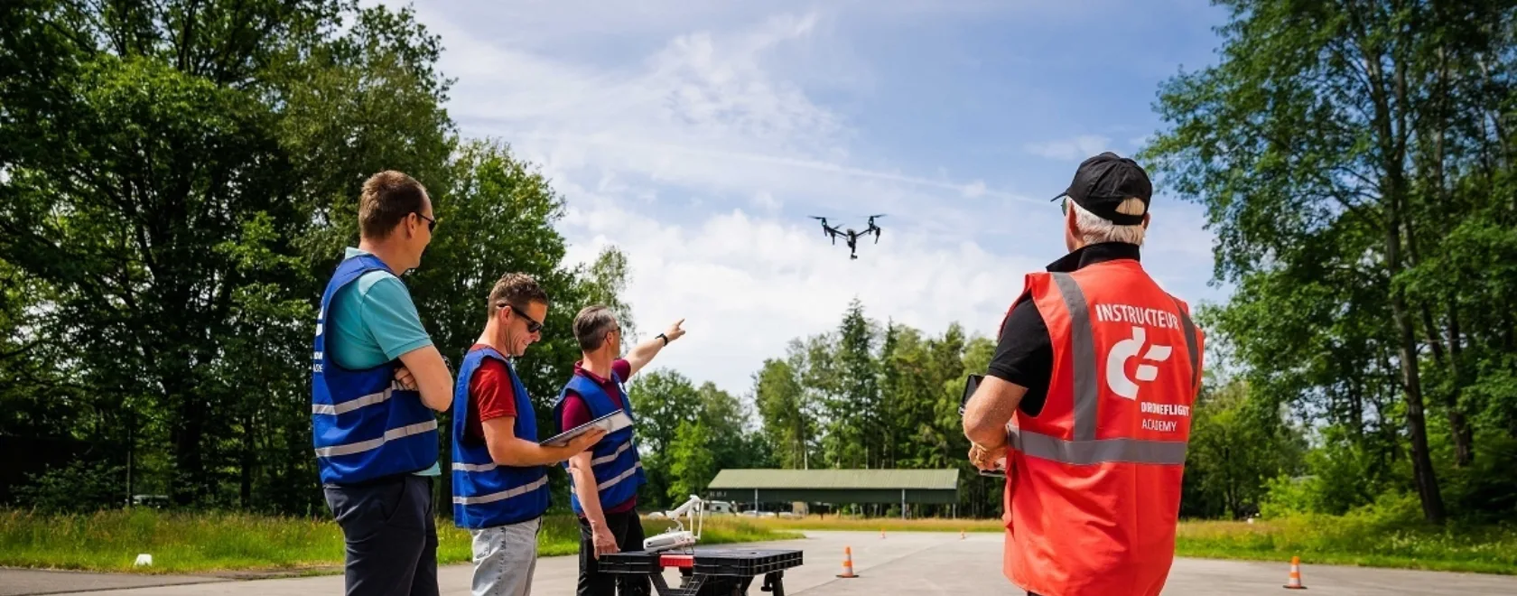 Personen kijkend naar een drone die in de lucht vliegt te Enschede - Uit in Enschede