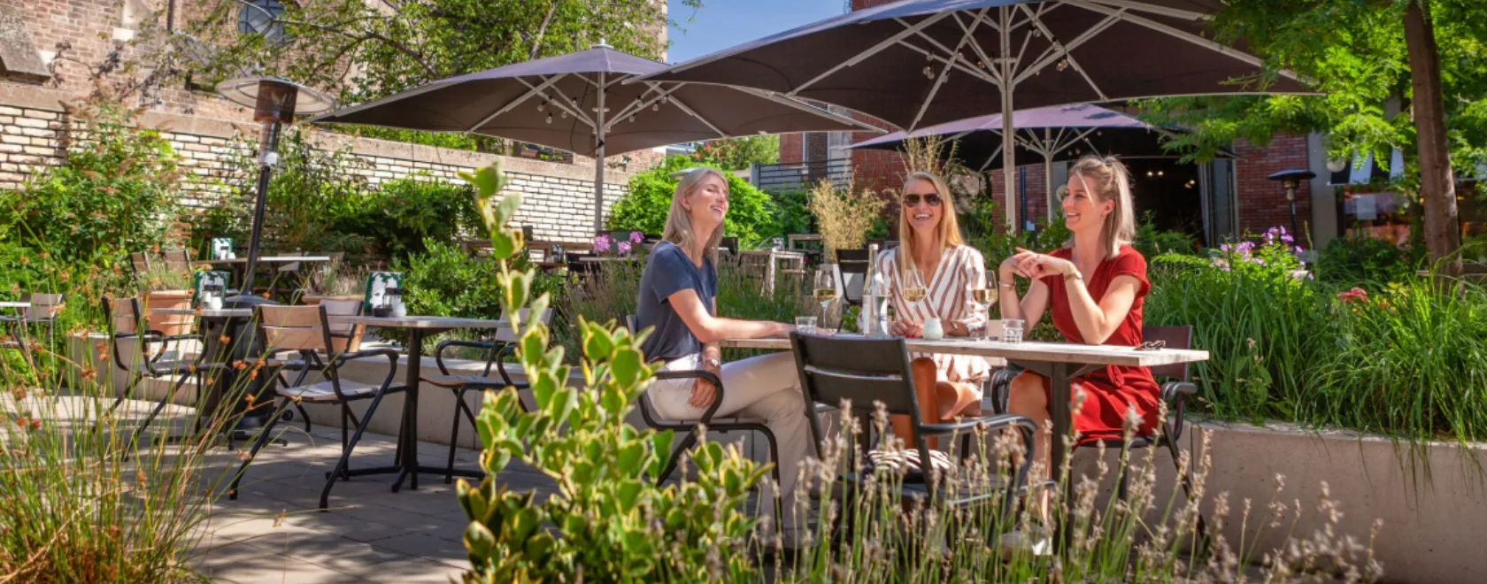 Drie zussen in de binnentuin/theatertuin van restaurant Bardot in Enschede - Uit in Enschede