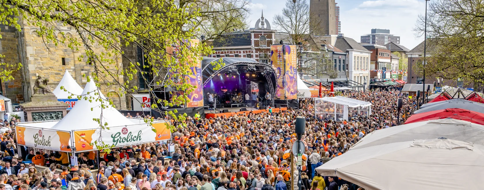 Koningsfestival Enschede op de Oude Markt tijdens Koningsdag 2023 - Uit in Enschede