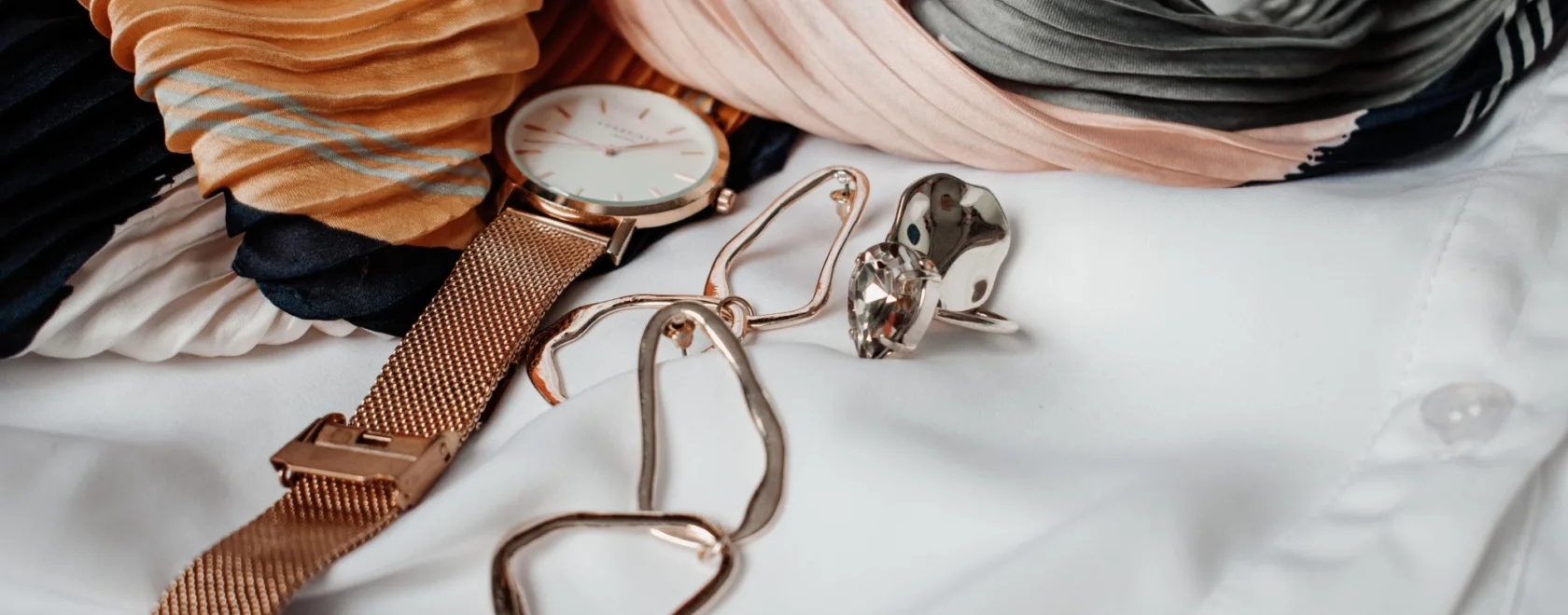 Sieraden en accessoires op een blouse - Uit in Enschede